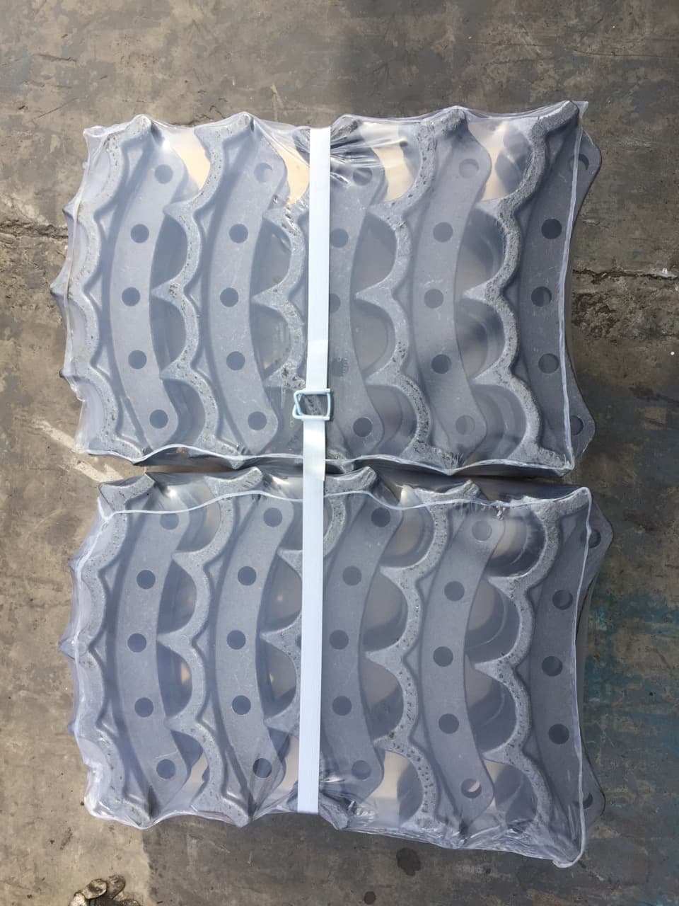 Bundled bulldozer sprocket segments arranged in two stacks
