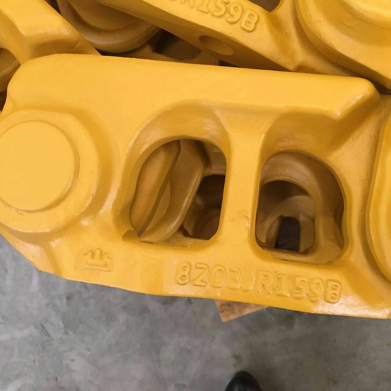 Bulldozer track chain connection detail