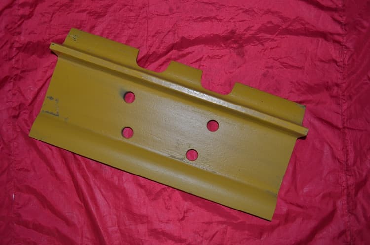 Bulldozer track shoes with single grouser structure