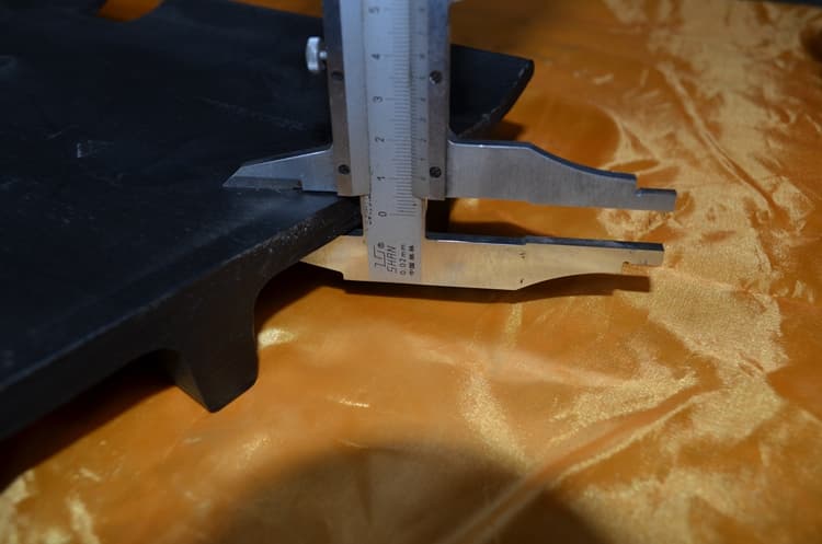 Excavator track shoes thickness measurement detail