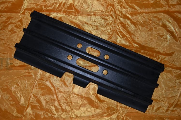 Excavator track shoes with double grouser structure
