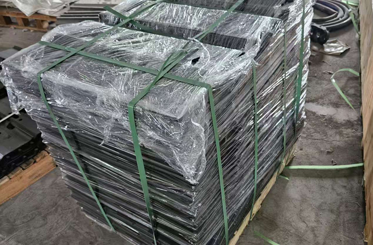 komatsu-pc200-track-shoes-detail-1