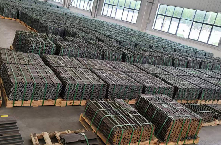 komatsu-pc200-track-shoes-detail-3